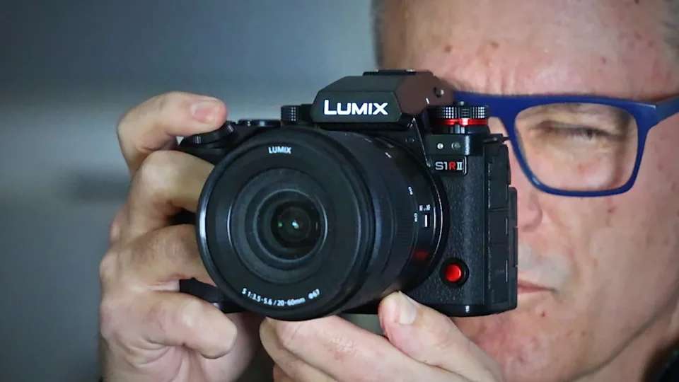 Lumix S1R II ra mắt với giá 3.300 USD