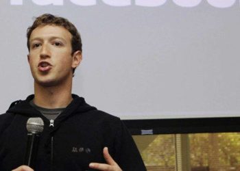 Đấu giá chiếc áo hoodie huyền thoại của Mark Zuckerberg