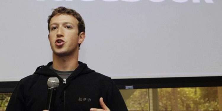 Đấu giá chiếc áo hoodie huyền thoại của Mark Zuckerberg