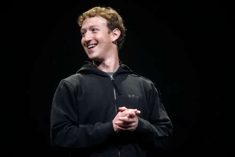 Đấu giá chiếc áo hoodie huyền thoại của Mark Zuckerberg