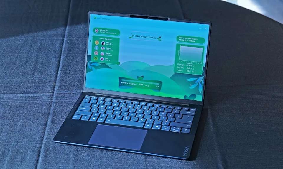 MWC 2025: Lenovo trình làng laptop chạy bằng năng lượng mặt trời