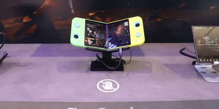 MWC 2025: Samsung ra mắt máy chơi game cầm tay gập Flex Gaming