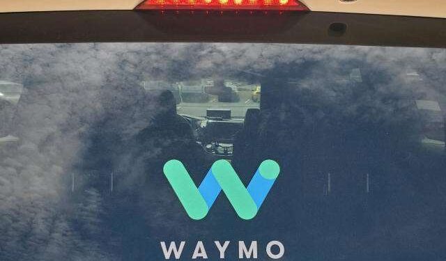 Waymo và Uber chính thức triển khai dịch vụ robotaxi tại Austin