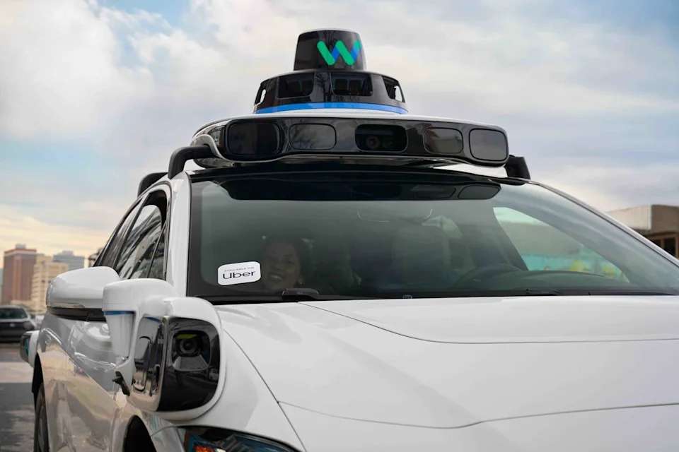 Waymo và Uber chính thức triển khai dịch vụ robotaxi tại Austin