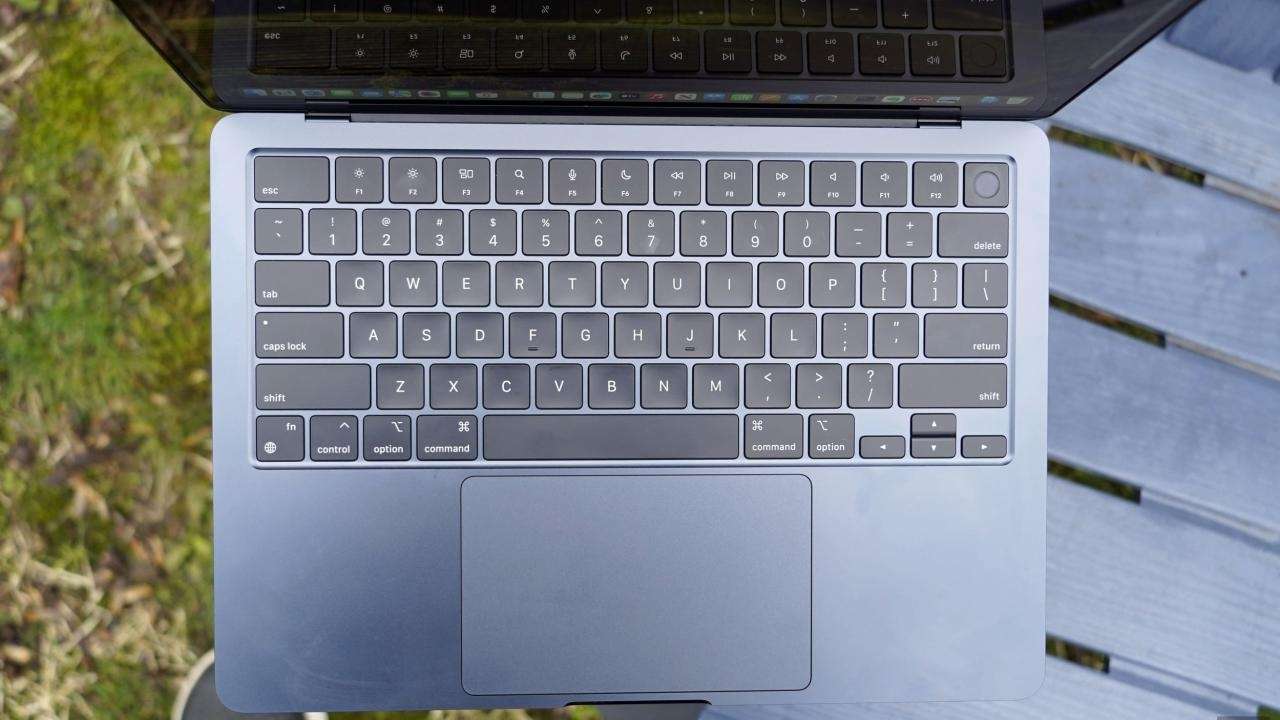 Chọn MacBook nào tốt nhất năm 2025?