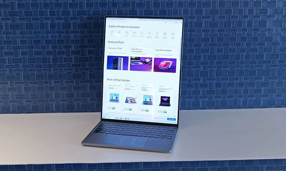 MWC 2025: Lenovo ra mắt laptop màn hình gập Flip