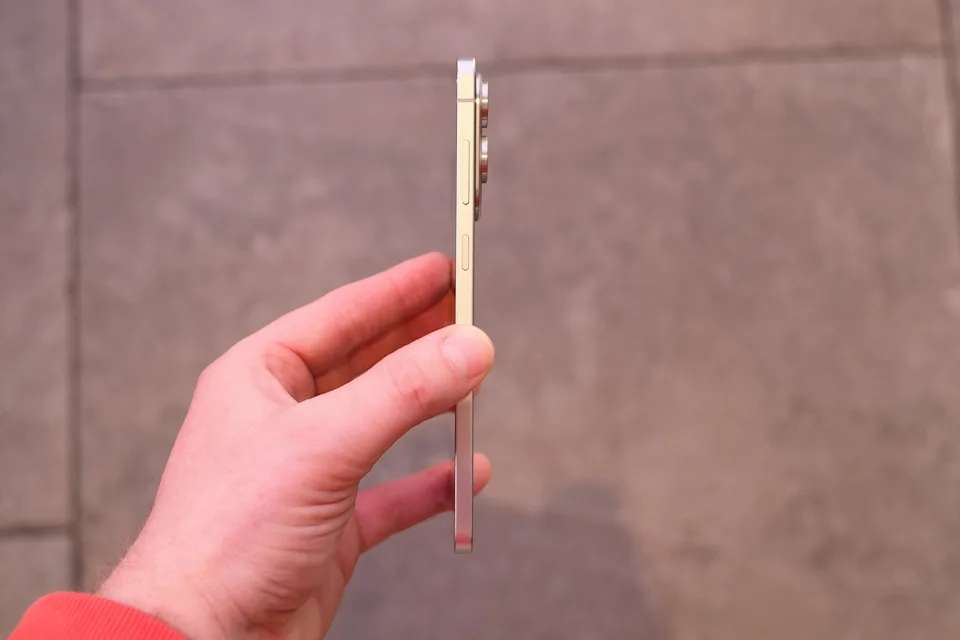 Đánh giá nhanh Galaxy S25 Edge: Mỏng nhẹ ấn tượng, nhưng đánh đổi nhiều tính năng