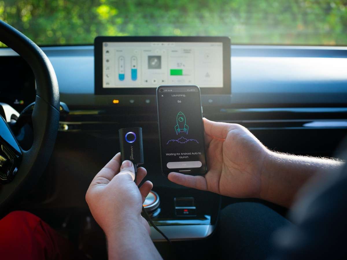 Thiết bị nhỏ gọn giúp kết nối không dây Apple CarPlay và Android Auto