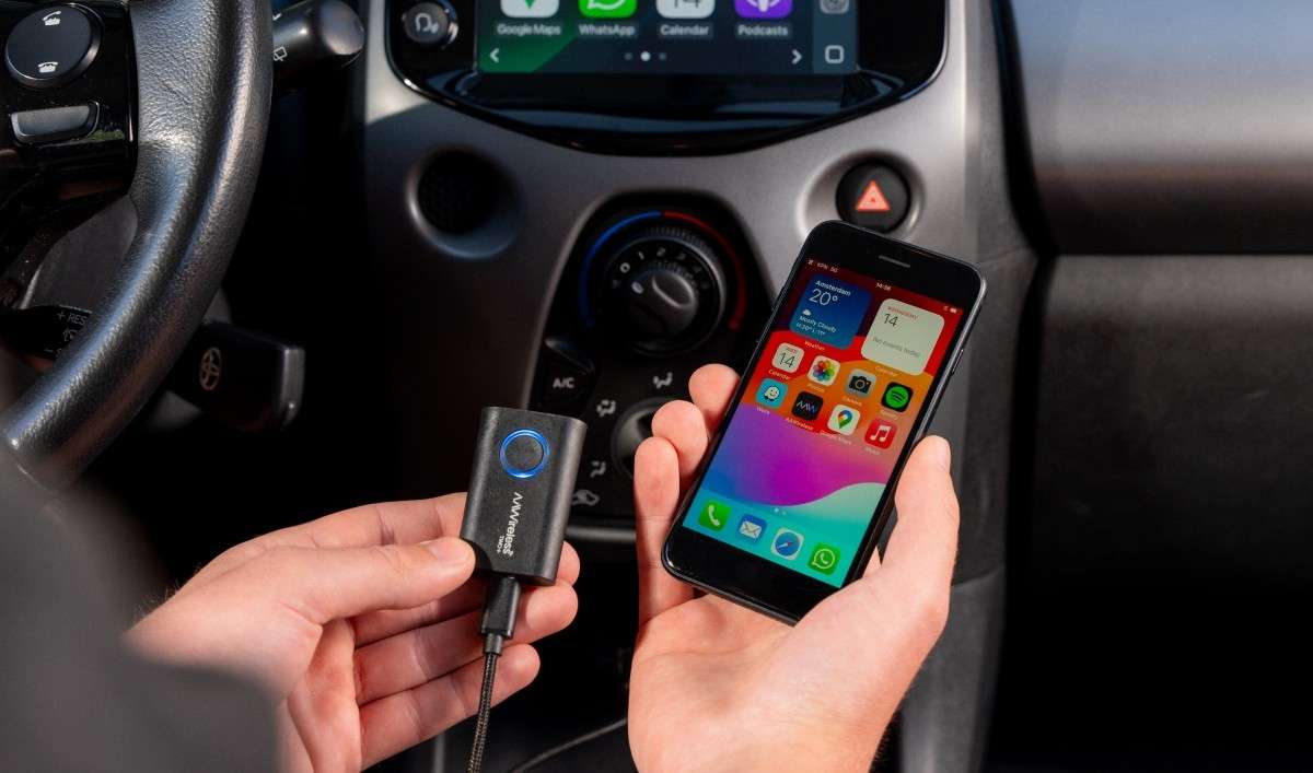 Thiết bị nhỏ gọn giúp kết nối không dây Apple CarPlay và Android Auto