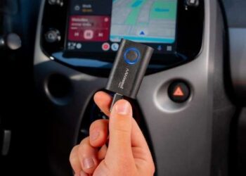 Thiết bị nhỏ gọn giúp kết nối không dây Apple CarPlay và Android Auto