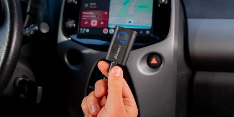 Thiết bị nhỏ gọn giúp kết nối không dây Apple CarPlay và Android Auto