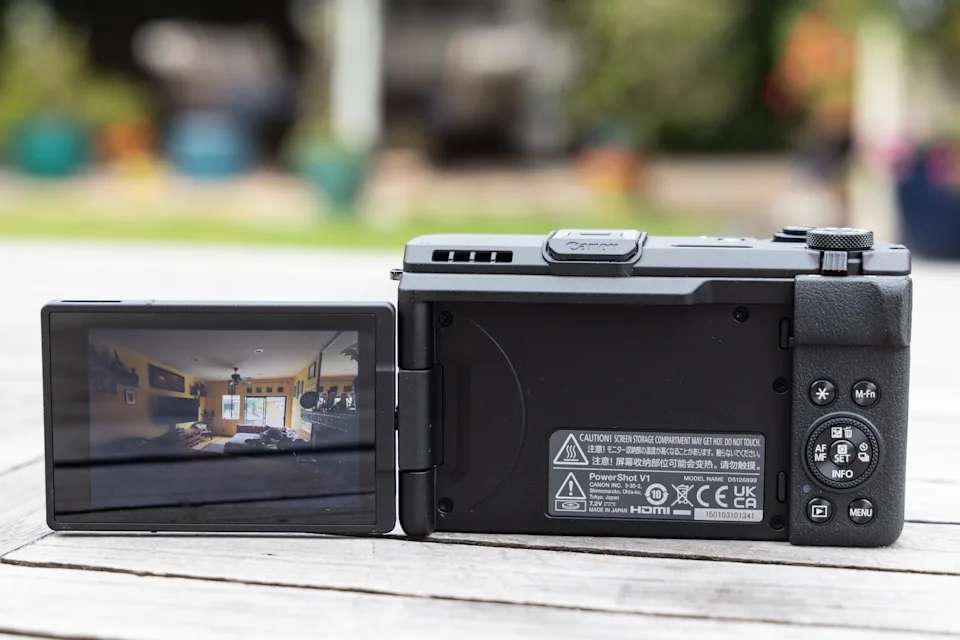 Canon PowerShot V1: Chiếc máy ảnh compact lý tưởng cho vlogger hiện đại