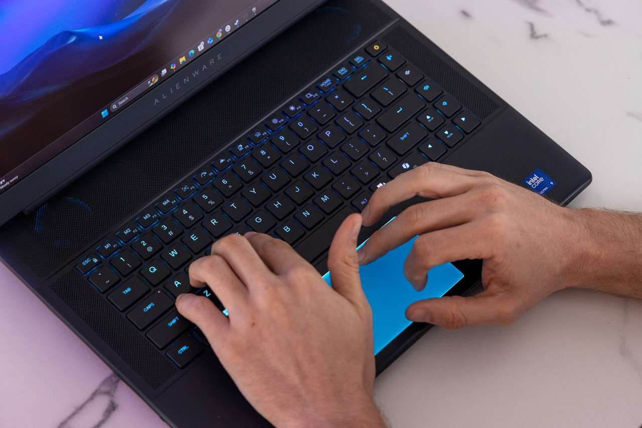 Đánh giá Alienware 16 Area-51: Bàn phím cơ tuyệt vời, màn hình chưa xứng tầm giá
