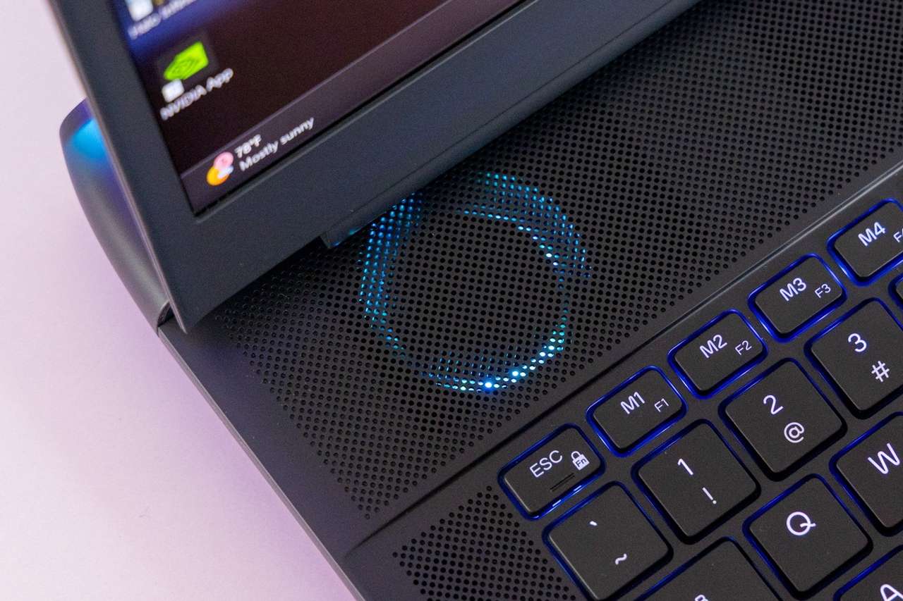Đánh giá Alienware 16 Area-51: Bàn phím cơ tuyệt vời, màn hình chưa xứng tầm giá