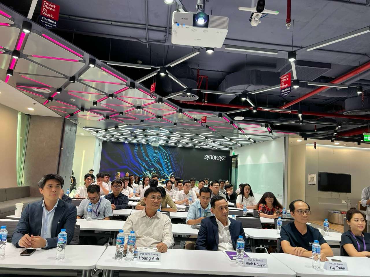 Synopsys trao chứng nhận cho học viên xuất sắc khóa Vi mạch 2025