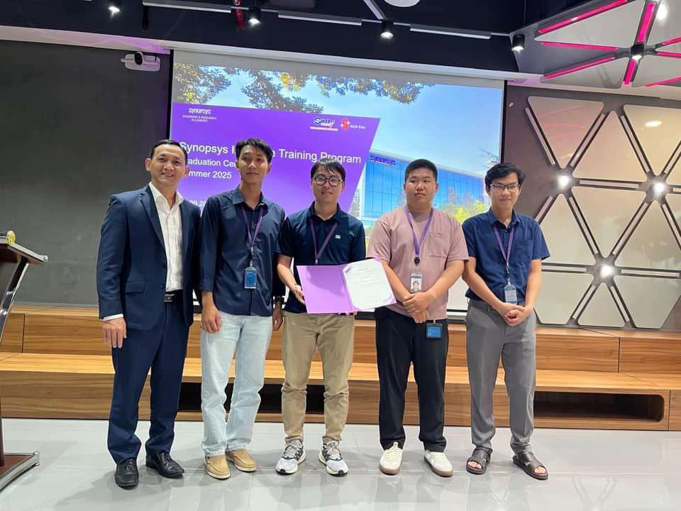 Synopsys trao chứng nhận cho học viên xuất sắc khóa Vi mạch 2025